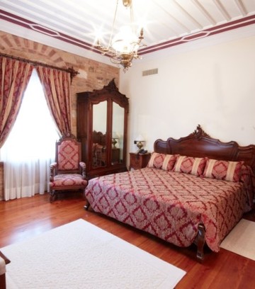 Castello-bedroom